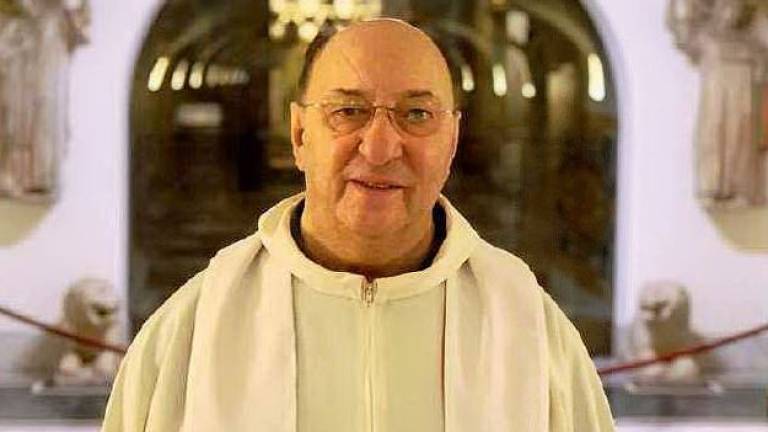 Forlì, le sorelle morte per il virus: sacerdote le ricorda cantando Forlì, le sorelle morte per il virus: sacerdote le ricorda cantando