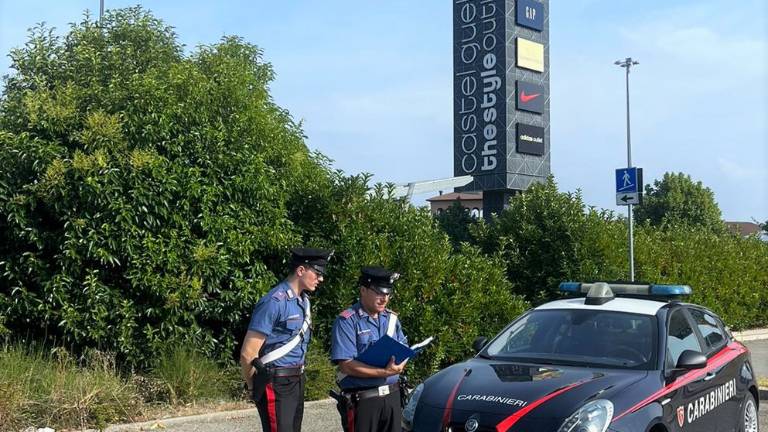 Imola. Vanno a fare spese e lasciano il figlio di un anno in macchina: arrivano i carabinieri Imola. Vanno a fare spese e lasciano il figlio di un anno in macchina: arrivano i carabinieri