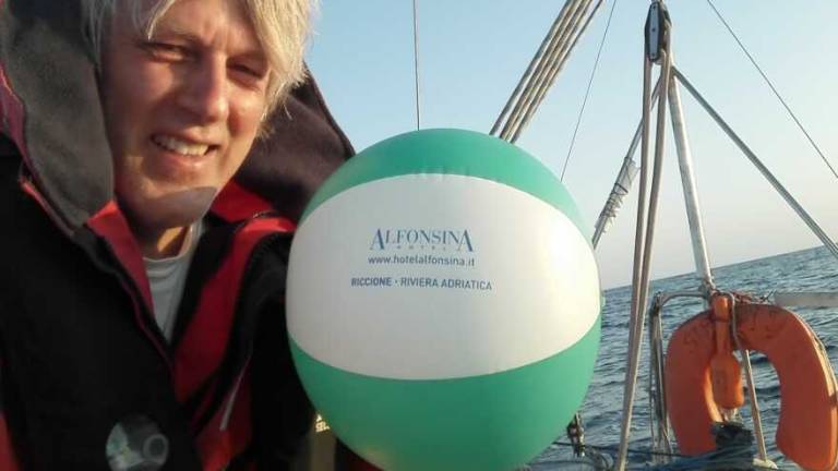 Navigatore trova la palla di un hotel di Riccione nell'Atlantico Navigatore trova la palla di un hotel di Riccione nell'Atlantico
