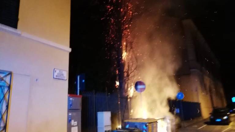Cesena, vandali bruciano cassonetti vicino a monumenti Cesena, vandali bruciano cassonetti vicino a monumenti