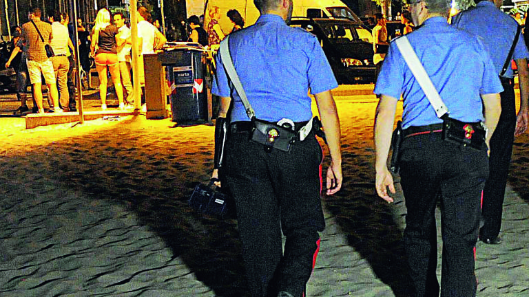 Turista trascinata in spiaggia e rapinata a Riccione da baby gang Turista trascinata in spiaggia e rapinata a Riccione da baby gang