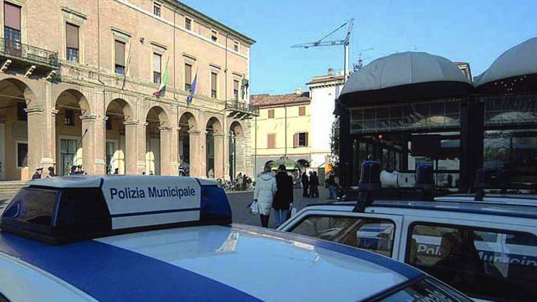 Rimini. Investe mamma e figlia, scappa ma perde la targa Rimini. Investe mamma e figlia, scappa ma perde la targa