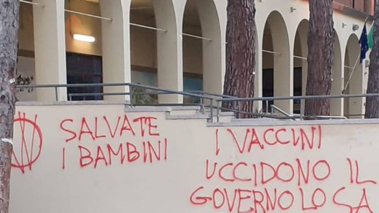 Forlì, i no vax imbrattano i muri della scuola Pio Squadrani ai Romiti Forlì, i no vax imbrattano i muri della scuola Pio Squadrani ai Romiti