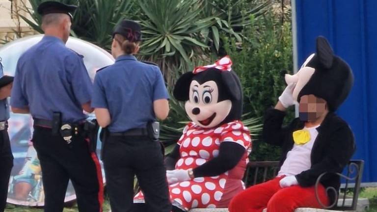 Cesenatico, anche Minnie e Topolino identificati in nome della sicurezza Cesenatico, anche Minnie e Topolino identificati in nome della sicurezza