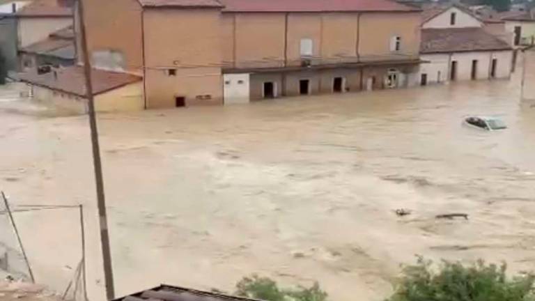 Ravenna, situazione critica a Traversara: i cittadini salgono sui tetti, elicotteri sul posto Ravenna, situazione critica a Traversara: i cittadini salgono sui tetti, elicotteri sul posto