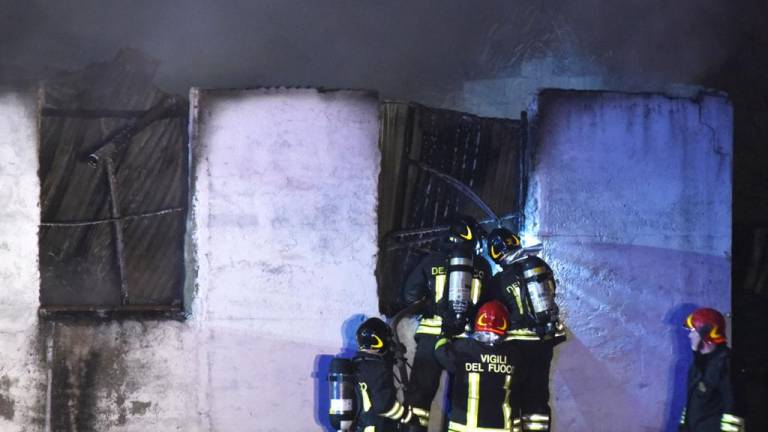 Rimini, incendio nella notte in una attrezzaia in via Popilia a Viserba VIDEO GALLERY Rimini, incendio nella notte in una attrezzaia in via Popilia a Viserba VIDEO GALLERY
