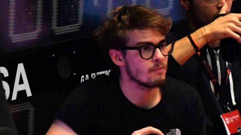 Forlì, il funerale di Nicolò Ulivi: palloncini bianchi in volo all’uscita della chiesa Forlì, il funerale di Nicolò Ulivi: palloncini bianchi in volo all’uscita della chiesa