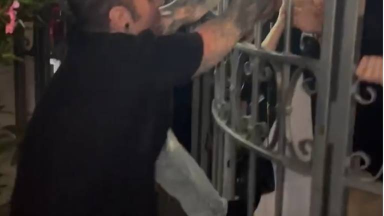 C'è Fedez, fans in delirio al Grand Hotel di Rimini VIDEO C'è Fedez, fans in delirio al Grand Hotel di Rimini VIDEO