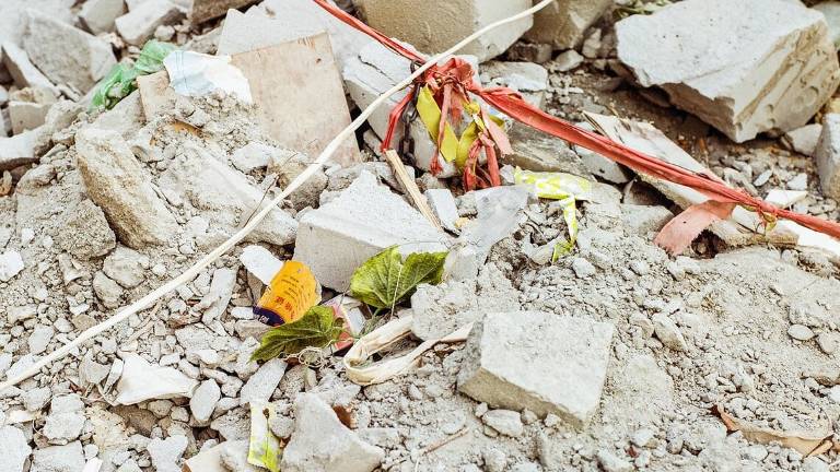 Savignano, beccato mentre rovescia 50 chili di calcinacci in strada: la Polizia glieli fa raccogliere Savignano, beccato mentre rovescia 50 chili di calcinacci in strada: la Polizia glieli fa raccogliere