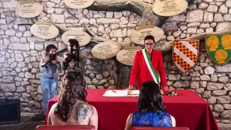 A Verucchio la prima unione civile: il sì di Roberta e Chiara A Verucchio la prima unione civile: il sì di Roberta e Chiara
