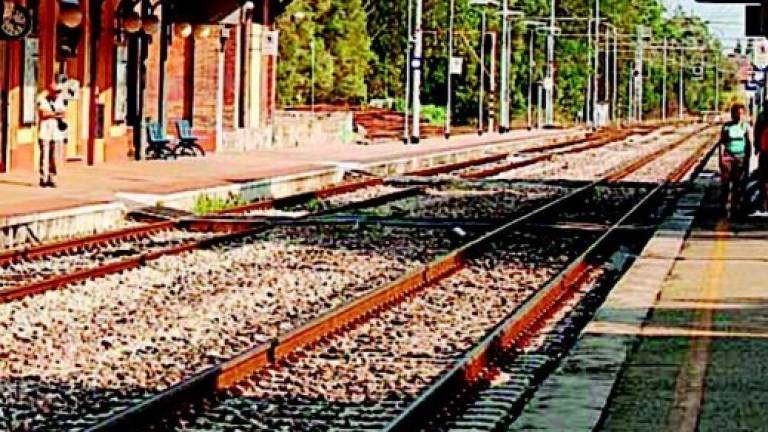 Sfidano la morte sui binari per farsi un selfie in stazione a Misano Sfidano la morte sui binari per farsi un selfie in stazione a Misano