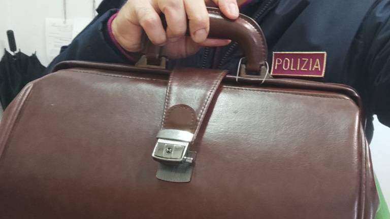 Forlì, ritrovata borsa in pelle rubata: la Polizia cerca il proprietario Forlì, ritrovata borsa in pelle rubata: la Polizia cerca il proprietario