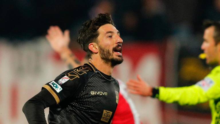 L’esultanza di Claudio Morra dopo il gol segnato in casa della Vis Pesaro L’esultanza di Claudio Morra dopo il gol segnato in casa della Vis Pesaro