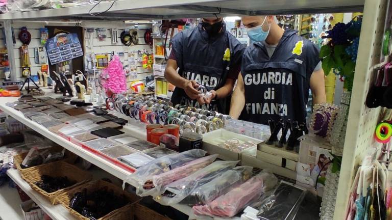 Rimini, retata di Ferragosto contro la merce taroccata: sequestrati oltre 10.000 articoli non in regola Rimini, retata di Ferragosto contro la merce taroccata: sequestrati oltre 10.000 articoli non in regola