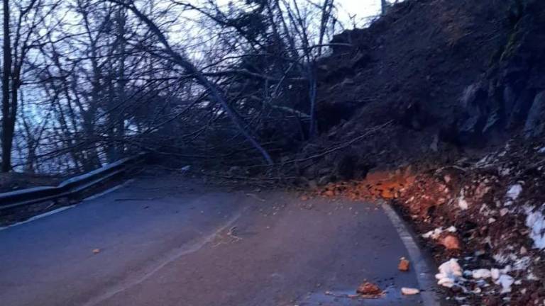 La strada dei Mandrioli chiusa per una grossa frana La strada dei Mandrioli chiusa per una grossa frana