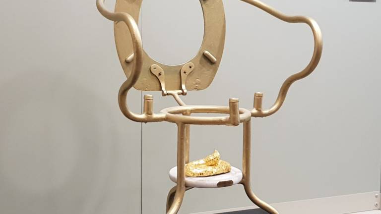 Anche una… cacca con tessere dorate alla Biennale del Mosaico di Ravenna Anche una… cacca con tessere dorate alla Biennale del Mosaico di Ravenna