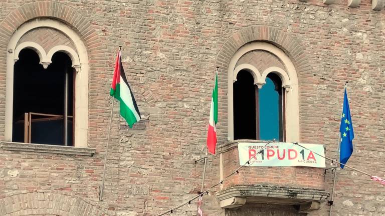 Bertinoro. Sul Balcone della Romagna sventola la bandiera della Palestina Bertinoro. Sul Balcone della Romagna sventola la bandiera della Palestina