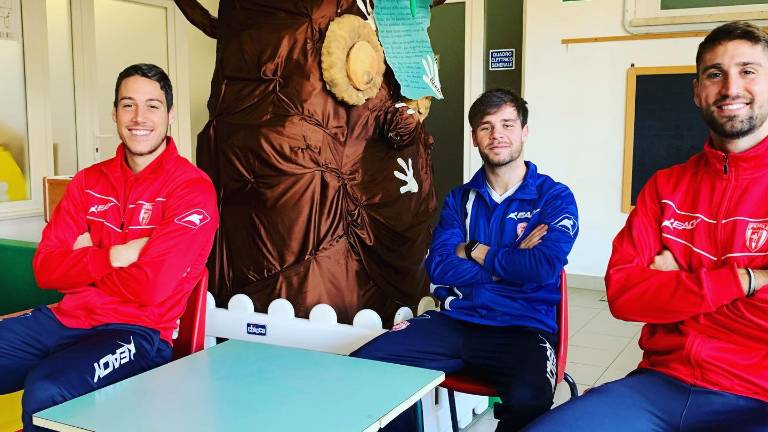I giocatori del Forlì in classe. Poi la festa coi bimbi allo stadio I giocatori del Forlì in classe. Poi la festa coi bimbi allo stadio