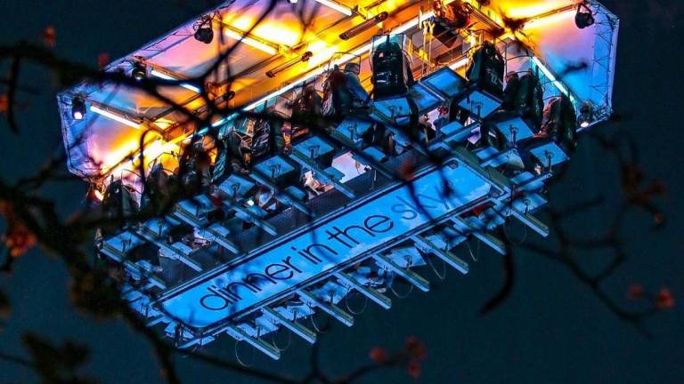 Riccione, a cena su una piattaforma a 50 metri d'altezza: Dinner in the sky arriva a giugno Riccione, a cena su una piattaforma a 50 metri d'altezza: Dinner in the sky arriva a giugno