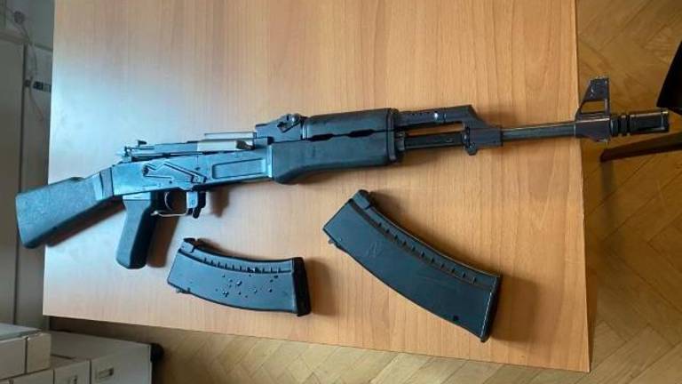 Cammina per Russi imbracciando la replica di un Ak-47: denunciato per procurato allarme Cammina per Russi imbracciando la replica di un Ak-47: denunciato per procurato allarme