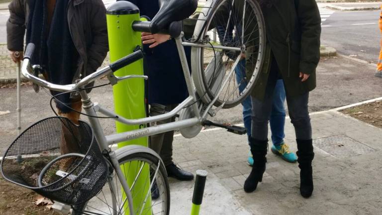 Tre colonnine per la manutenzione fai da te delle bici a Cesena Tre colonnine per la manutenzione fai da te delle bici a Cesena