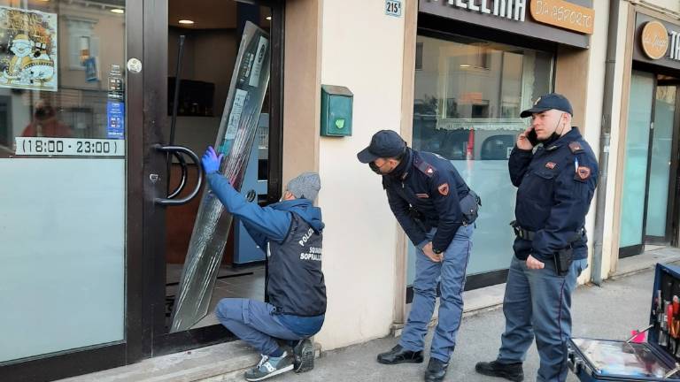 Ravenna, furti a raffica nella notte: una banda di ladri colpisce per 5 volte in via Ravegnana - Gallery Ravenna, furti a raffica nella notte: una banda di ladri colpisce per 5 volte in via Ravegnana - Gallery