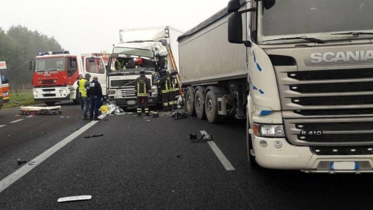 Imola, scontro in autostrada tra 4 camion e un'auto Imola, scontro in autostrada tra 4 camion e un'auto