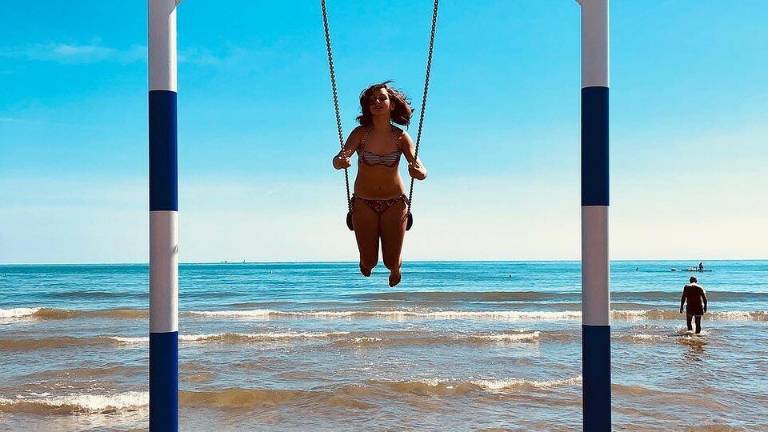 Rimini. In spiaggia torna la mitica altalena Rimini. In spiaggia torna la mitica altalena