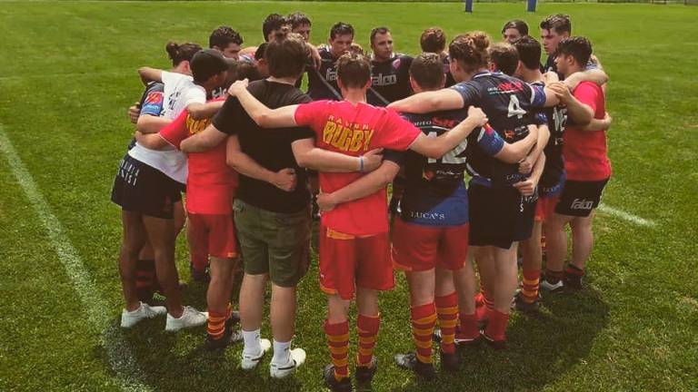 Una squadra giovanile di rugby allo stadio di Cesena Una squadra giovanile di rugby allo stadio di Cesena