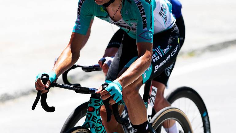 A sinistra Manuele Tarozzi col trofeo conquistato al Giro d’Italia per i chilometri di fuga percorsi, ben 418. A destra il ciclista faentino durante una fase della corsa rosa A sinistra Manuele Tarozzi col trofeo conquistato al Giro d’Italia per i chilometri di fuga percorsi, ben 418. A destra il ciclista faentino durante una fase della corsa rosa