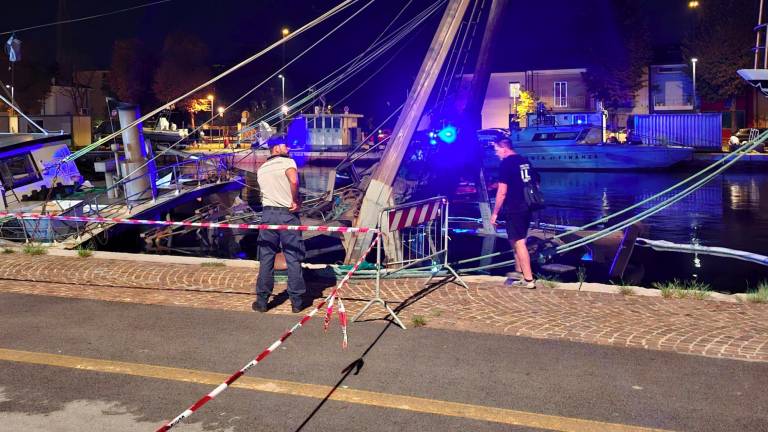 Rimini. Affonda peschereccio al porto Rimini. Affonda peschereccio al porto