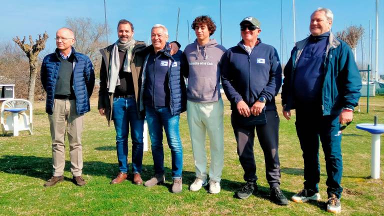 Da sinistra il segretario Capponi, l’assessore Costantini, il presidente Giovanni Forani, il capitano Francesco Forani, il coach Pierani e il vicepresidente Fiv Pagliarani Da sinistra il segretario Capponi, l’assessore Costantini, il presidente Giovanni Forani, il capitano Francesco Forani, il coach Pierani e il vicepresidente Fiv Pagliarani