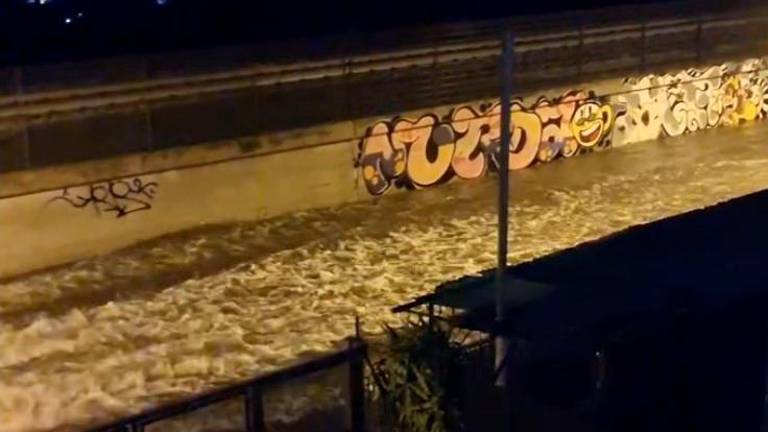 Alba burrascosa in Romagna, venti impetuosi a 122 km/h, grandine e strade come fiumi nel Riminese. Auto e bus bloccati in un sottopasso Alba burrascosa in Romagna, venti impetuosi a 122 km/h, grandine e strade come fiumi nel Riminese. Auto e bus bloccati in un sottopasso