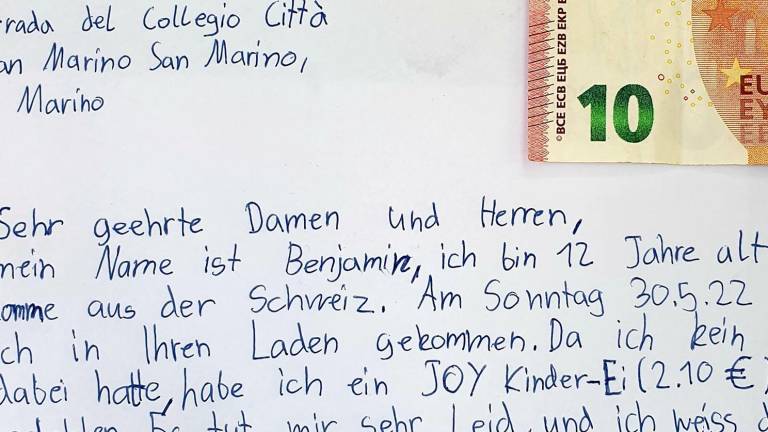 San Marino, scusate, ho rubato un cioccolatino: lettera di scuse del bambino al negoziante San Marino, scusate, ho rubato un cioccolatino: lettera di scuse del bambino al negoziante