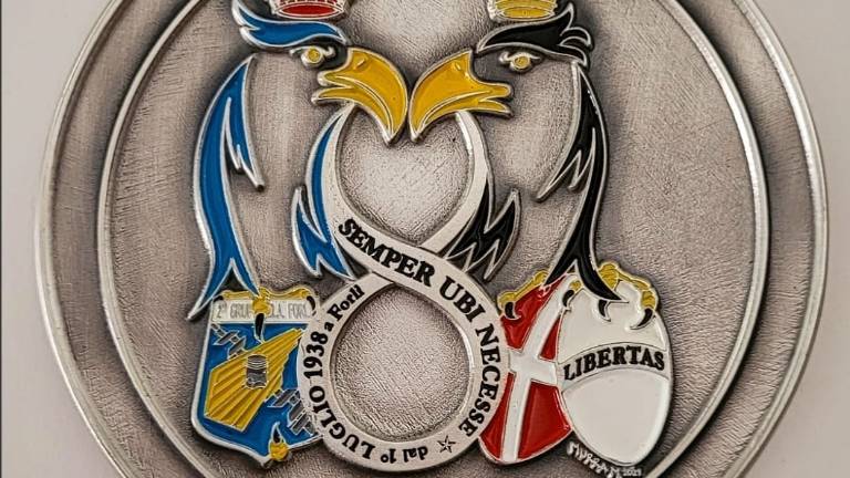 Forlì, una medaglia celebrativa per il Comune dal 2° Gma dell'aeronautica Forlì, una medaglia celebrativa per il Comune dal 2° Gma dell'aeronautica