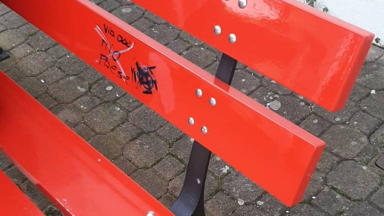 Cesena, la panchina rossa in stazione deturpata con una svastica Cesena, la panchina rossa in stazione deturpata con una svastica