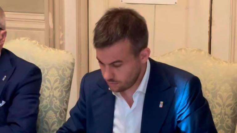 Il sindaco Panieri firma l’accordo Il sindaco Panieri firma l’accordo