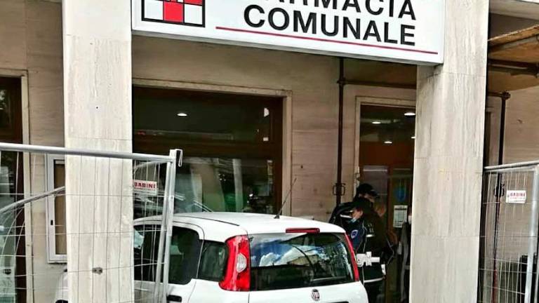 Alfonsine, si schianta contro la vetrata della farmacia Alfonsine, si schianta contro la vetrata della farmacia