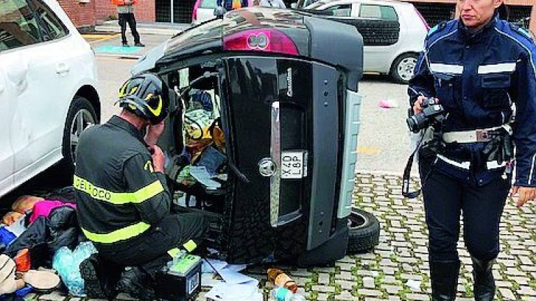 Cesena, donna sbanda e parcheggia l'auto a ruote all'aria Cesena, donna sbanda e parcheggia l'auto a ruote all'aria