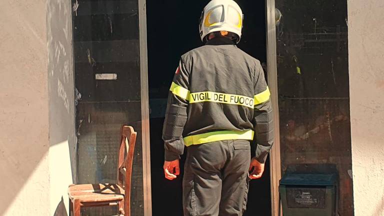 Rimini. Fiamme in un ex hotel, sfollati 12 lavoratori Rimini. Fiamme in un ex hotel, sfollati 12 lavoratori