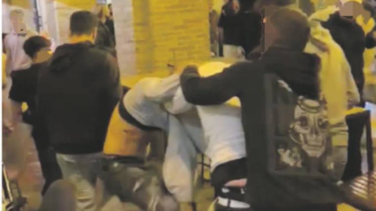 Rimini, Vecchia Pescheria: risse, calci e pugni, arriva il giro di vite Rimini, Vecchia Pescheria: risse, calci e pugni, arriva il giro di vite