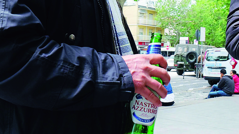 Rimini, prime 10 multe per violazione dell'ordinanza anti alcol in centro Rimini, prime 10 multe per violazione dell'ordinanza anti alcol in centro