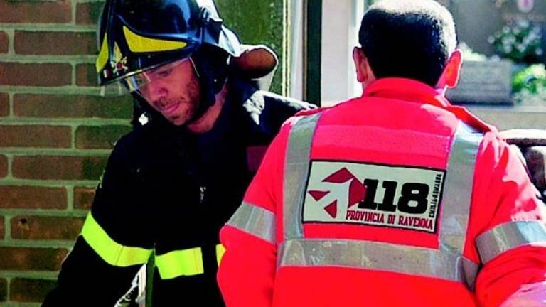 Due fratelli tagliano una quercia: il tronco cade e uno muore schiacciato Due fratelli tagliano una quercia: il tronco cade e uno muore schiacciato