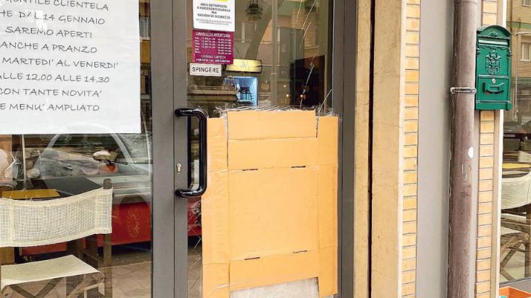 Cesena, due spaccate notturne ai negozi: bottini risibili Cesena, due spaccate notturne ai negozi: bottini risibili