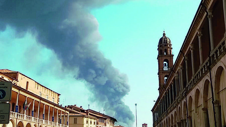 Nudo al fiume nel Bolognese, si giustifica: a Faenza non si respira Nudo al fiume nel Bolognese, si giustifica: a Faenza non si respira