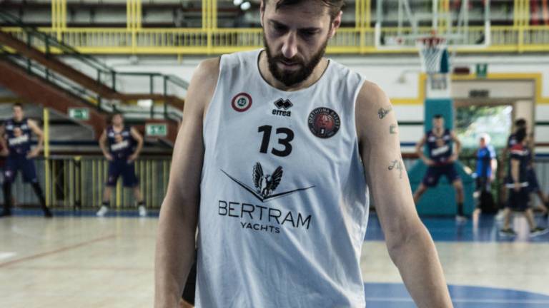Basket A2, le mani di Forlì su Klaudio Ndoja Basket A2, le mani di Forlì su Klaudio Ndoja