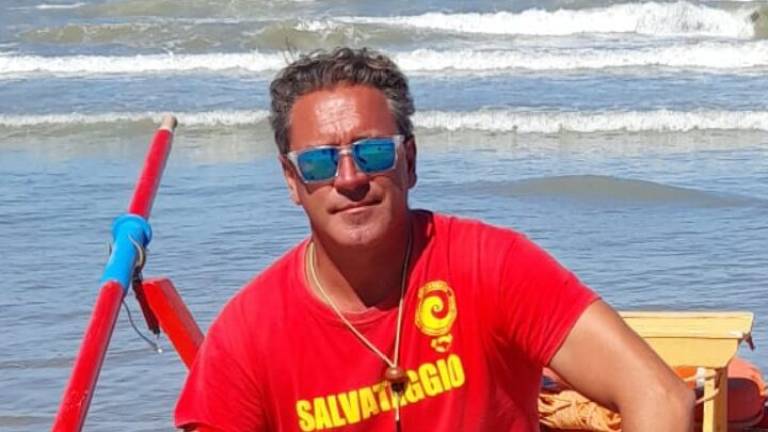 Il bagnino la sconsiglia ma lei fa il bagno lo stesso: salvata in extremis a Rimini Il bagnino la sconsiglia ma lei fa il bagno lo stesso: salvata in extremis a Rimini