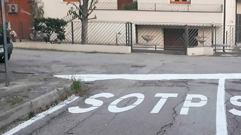 Cattolica, “Stop” si trasforma in “sotp”. La strada diventa famosa Cattolica, “Stop” si trasforma in “sotp”. La strada diventa famosa