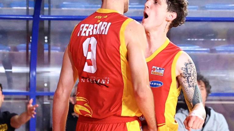 La gioia di Paolin e Ferrari al Pala Ruggi (foto Monti) La gioia di Paolin e Ferrari al Pala Ruggi (foto Monti)