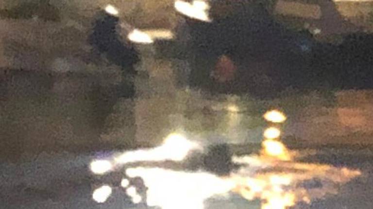 Rimini, si tuffa nel porto canale per sfuggire all'Esercito, poi tenta un paio di furti Rimini, si tuffa nel porto canale per sfuggire all'Esercito, poi tenta un paio di furti